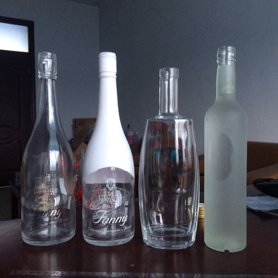 Бутылка для напитков из 750 мл Super Flint Glass в мато-черно-белом цвете с настраиваемой маркировкой