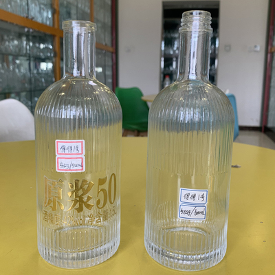 Бутылка из прозрачного белого стекла для водки, виски и джина