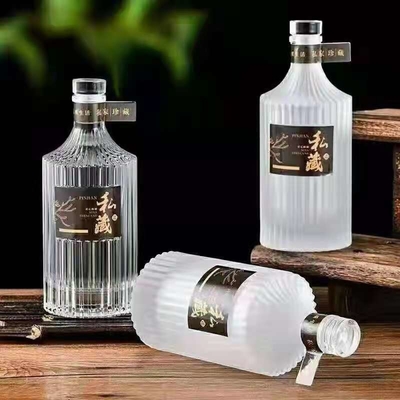 Бутылка из прозрачного белого стекла для водки, виски и джина