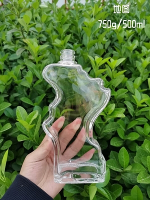 Бутылка из прозрачного белого стекла для водки, виски и джина