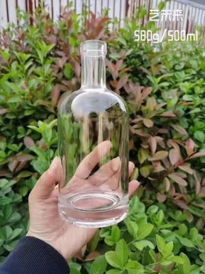 Бутылка из прозрачного белого стекла для водки, виски и джина