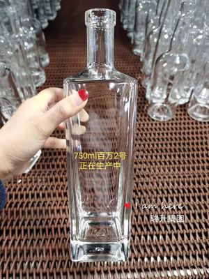 Бутылка из стекла для джина, виски, водки, коньяка, ликера 750 мл, 700 мл, 1 л.