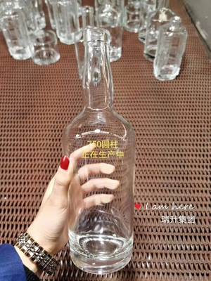Бутылки из стекла Super Flint для водки, виски и ликера в 500 мл, 700 мл и 75 мл замороженного материала